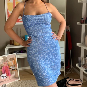 Blå blommig satinklänning - Använd en gång, superfin! P