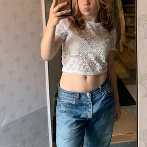 Spetstopp - Jättesöt spetstopp. Trots att det är blommig spets skulle jag säga att den passar både vinter och sommar. Väldigt skön och lite stretchig. Bra skick, storlek XS/S. 🕊🤍