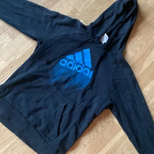 Adidas hoodie - Adidas hoodie i okej skick. Storlek S men passar även någon med strl M ! Köparen står för frakt, skickar omgående. 