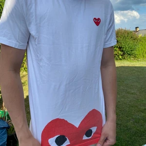 CDG play tröja  - COMME DES GARÇONS PLAY T-Shirt  Storlek XL (liten i storleken)   Pris 399. Ordinariepris ca 1000 