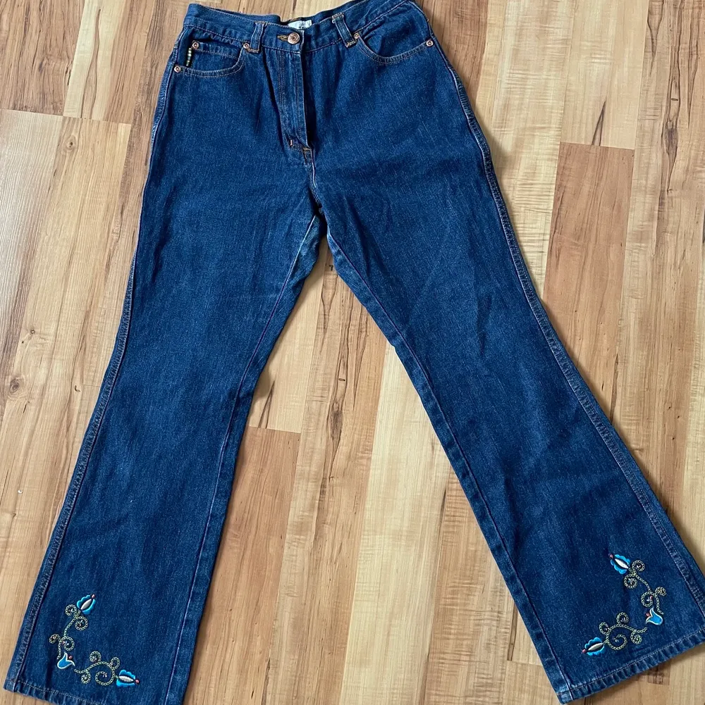 Supersnygga bootcutjeans med broderi längst ner. Köpta second hand men i mycket fint skick. Barnstorlek 158 men passar ca damstorlek 24.. Jeans & Byxor.