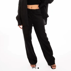 Adsgn linnebyxor  - Svarta linnebyxor från adsgn! Storlek S 