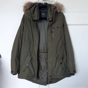 Militärgrön höst/vinterjacka strl S - Militärgrön höstjacka och vinterjacka med avtagbar "luvpäls" och många fickor! Märket är Five Seasons, köpt på XXL. Storlekden är 158/164 cm, men passar storlek S (XS om lite oversize). Ser ny ut förutom att en knapp har blivit halv (se sista bilden)