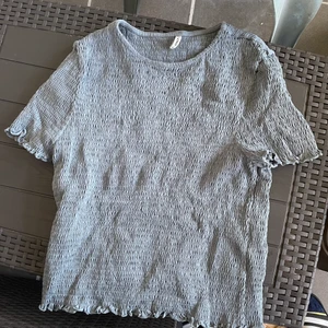 Topp  - Topp från vila som är sparsamt använd. Färgen gör sig inte riktigt rättvis på kameran utan är lite mer blå i tonen. Nypris: 349kr. Frakt tillkommer och köparen står för frakten.