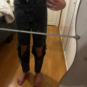 Svarta raka byxor med hål på knäna - Byxor som är ganska använda och köpte dom för 400