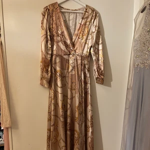Långklänning  - Säljer denna fantastiska rosé guld/gammaldags rosa klänning då den ej kommer till användning, den är helt ny i storlek L den är lång med en slits och dragkedja i midjan för att lättare sätta på sig den, säljer den för 200kr, bara höra av sig vid frågor 😊 