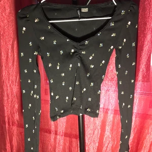 Blommig top xs - Storstädar och säljer allt som inte används längre. Frakten står köparen för om inte annat bestämt. Tar gärna fler bilder med mått men provar inte plagg av personliga skäl. Allt från vintage, dyra märken och fast Fashion. Strl o märke finns på sista bild.