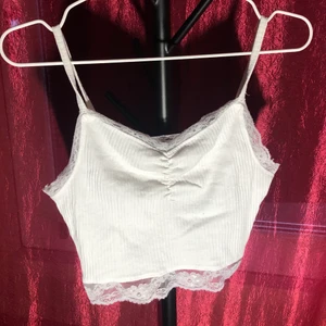 Spetslinne vit strl s -xs - Storstädar och säljer allt som inte används längre. Frakten står köparen för om inte annat bestämt. Tar gärna fler bilder med mått men provar inte plagg av personliga skäl. Allt från vintage, dyra märken och fast Fashion. Strl o märke finns på sista bild.