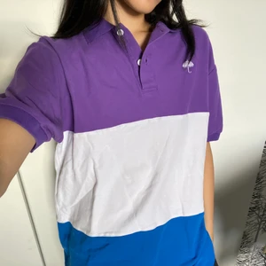 Hélas t-shirt storlek M - Hélas t-shirt med krage. Använd men i mycket gott skick utan några defekter. 