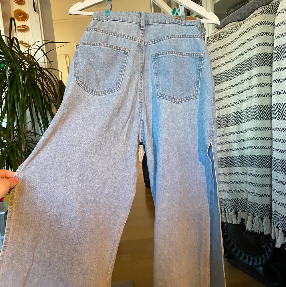 Dessa urcoola jeans har blivit för tajta nu så vill gärna bli av med dem! Jättefint skick från Bershka och perfekta till svensk sommar! Skulle tippa på att de passar för någon med strl S!🧚🏻🕺🏻. Jeans & Byxor.