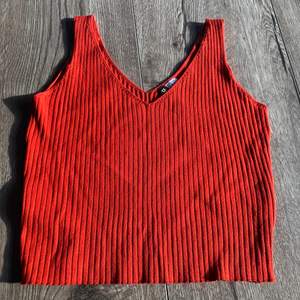 Rött linne från H&M! Knappt använt och bra skick 💋 Säljer eftersom det inte är min stil ❤️