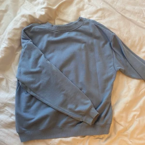 Blå swetshirt - Super skön o fin blå sweatshirt från monki 
