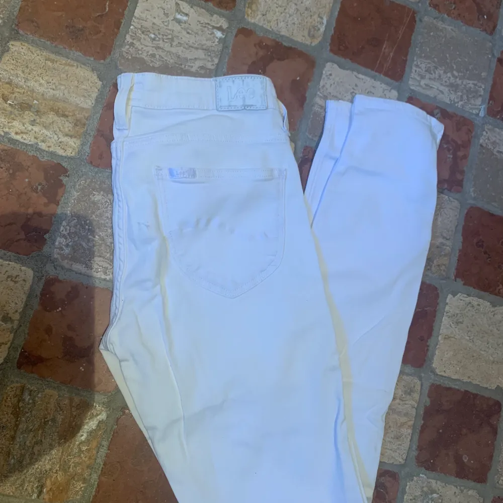 Vita jeans från Lee i modellen scarlett cropped. W25 l33 så passar XS/S. Jeans & Byxor.