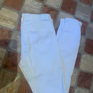 Vita jeans från Lee i modellen scarlett cropped. W25 l33 så passar XS/S
