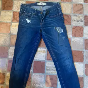 Jeans från hollister med slitningar frampå,w26 och l33