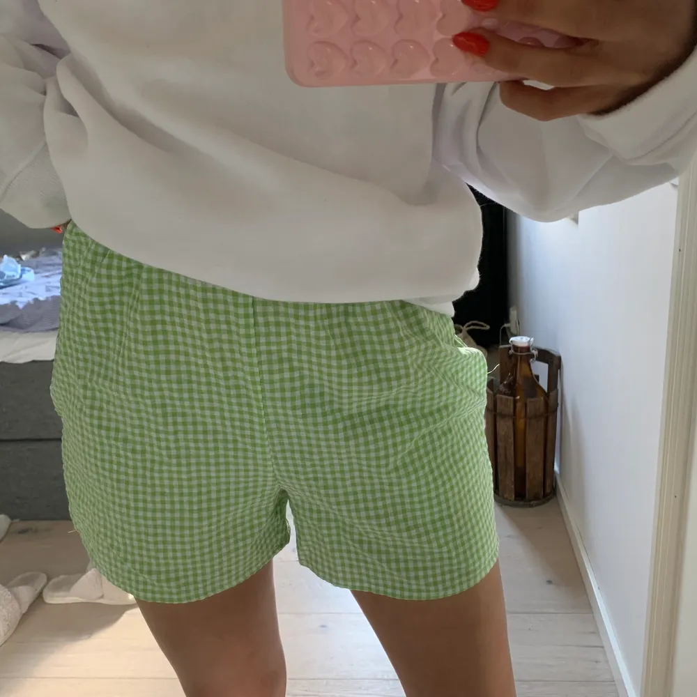 säljer dessa rutiga gröna shorts då jag tyvärr inte fått använing för dom. köpare står för frakt💚💚. Shorts.