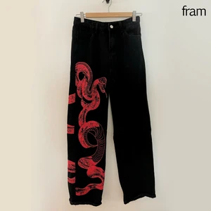 Emmiol svarta jeans med tryck - Svarta jeans med häftigt orm-tryck. Köpt online. Modellen är lite baggy. 