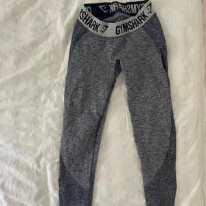 Gymsharktights strl XS - Säljer dessa sköna och stretchiga gråa tights från gymshark i strl XS. Passar dock flesta storlekar pga stretchigt tyg ;) köparen står för frakt 🫶🏼