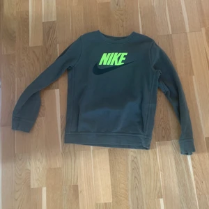 Mjukis hoddie  - En grön hoddie i storleken 137-147 märket är Nike ni betalar för frakt ❤️ skriv till mig om ni undrar något mer  