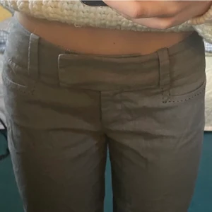 Lågmidjade kostymbyxor  - säljer mina lågmidjade kostymbyxor från MQ, storlek 34 och är perfekt i längden på mig som är 162cm lång💕säljer för 180kr