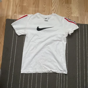 Nike tröja  - Den är bra att träna med och man kan ha den i sin fritid köpte den för 320