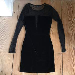 Säljer en svart klänning från Ginatricot i storlek xs. Den är använd vid två tillfällen och är alltså i mycket bra skick. Det är en figursydd mycket smickrande klänning med meshdetalj. Pris 50kr. 