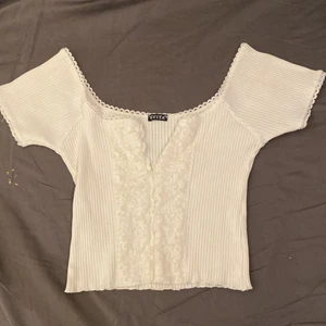 Tröja - Vit croppad tröja som är lite off shoulder! Har ingen aning vad det är för storlek men passar s-m 