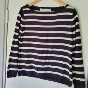 Tröja randig stl M - Väldiggt fin Finstickad tröja Zara. Mörk marinblå/vit randig. Stl M. Blir tyvärr liggande i min garderob. Fint skick. Secondhandfynd!
