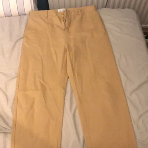 Beigea Byxor med raka ben - Beigea byxor, passar 31x32 inga tecken på användning. Skriv för mer info