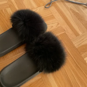 Pälstofflor - Pälstofflor i äkta päls. Storlek 38-39. Endast använda 1 gång. Nypris runt 600kr.
