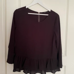 Svart blus  - Svart blus med liten volang 