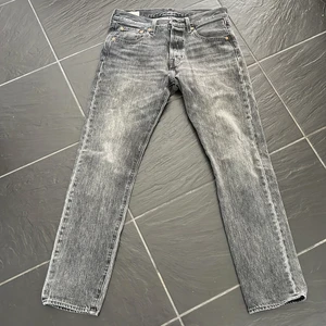 Levis jeans - Gråa Levis jeans i storlek 30/32. Nyskick!