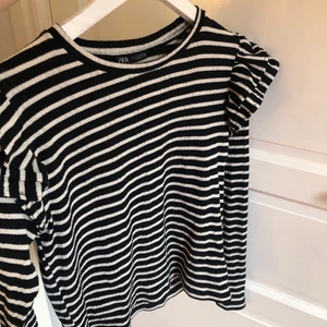 Randig tröja - Randig tröja ifrån Zara i storlek M!! 100kr plus frakten, använd 1 gång 💞