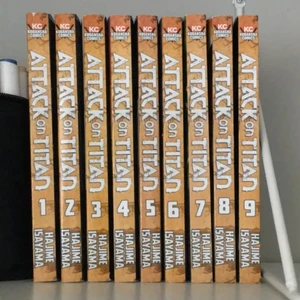 9 attack on titan - Säljer alla mina AOT manga då jag läst klart alla, säljer alla tillsammans. Tänker mig att alla 9 böcker ska kosta runt 850kr vi kan diskutera om ett rimligt pris!