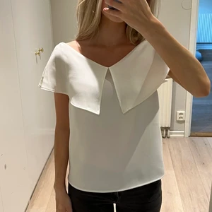 Stylein topp - En jättefin topp från Stylein i storlek XS som antingen går att ha som på bilden eller dra ner den så hela axlarna syns!🤍 Passar xs-m!