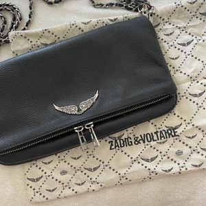 Zadig & Voltaire väska - Säljer min Zadig & Voltaire väska i den stora modellen. Självklart äkta och är i fint skick. Lång och kort kedja medföljer samt dustbag. Köparen står för frakt, kan även mötas upp! 💕