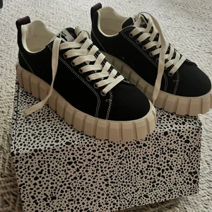 Eytys - Säljer mina helt oanvända eytys skor då dom tyvärr var försmå för mig. Endast upptagna ur kartongen. 