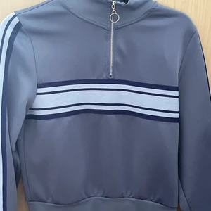 Hoodie - Säljer denna coola tröja/hoodie aktiga topp💙