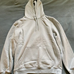HM hoodie - Hej jag säljer min mörkgrå HM hoodie som är i bra skick.
