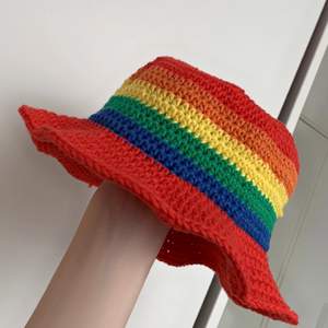 Superfin virkad hatt i regnbågens fina färger. Virkad av mig i 100% bommul☺️