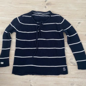 Marinblå tröja - Jag säljer även denna fina tröjan i marinblått. Tröjan är i nyskick, köparen står för frakten! 