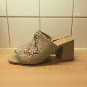 Broderade klackar - Säljer dessa skor då jag har vuxit ur dem, de har täcken på användning på undersidan av skon  Det är priset + frakt