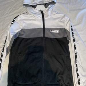 Ellesse zip hoodie 152 cm lyser i mörkret eller med blixt köpt på JD sport för 450kr mitt pris 200kr skick 9,5/10 