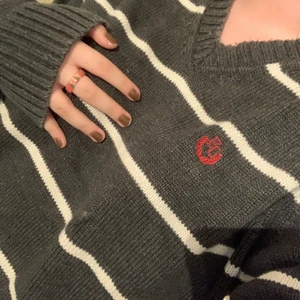 Stickad oversized tröja <3 - Den är väldigt stor på mig men jag är ganska kort men den är väldigt varm och mysig <3 väldig bra på vintern 