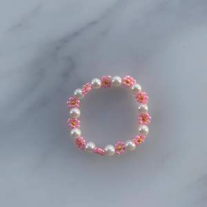 Jättefint rosa blomarmband fint nu till sommaren💓 (Frakten är ej spårbar och kostar 15kr) Skriv vid intresse!❤️