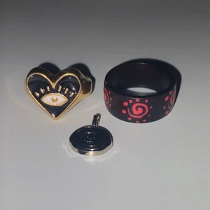 ringar - säljer mina två ringar för 30kr styck, säljer även hunden som man kan tex sätta på sitt halsband för 20kr^^ hjärtat är justerbart och den andra är storlek 18! tar endast emot swish 