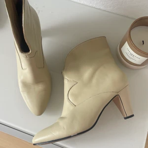 Cowboy boots - Låga cowboy boots i strl 38,5 med ca 7 cm klack, såå fina men är tyvärr lite för små för mig som vanligtvis har 39 så får sälja dem vidare! Hittar ingenting att anmärka på då dem används sparsamt.❤️ Bud ifrån 100 kr eller direkt pris, skicka meddelande för fler bilder! (Kan mötas upp i sthlm eller skickas) 