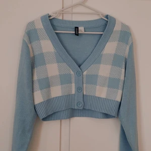 Tröja - Superfin tröja från H&M som tyvärr inte kommer till användning längre. Passar super bra till svarta och vita byxor 🤍 frakt ingår alltid i priset