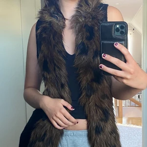 fuskpäls väst - väst med fuskpäls, jättebra skick 🫶🏻 västen är i stickat material