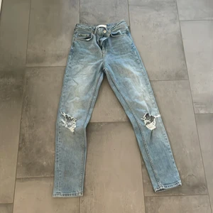 Jeans från ginatricot  - Jättefina jeans som aldrig har använts, dom har hål och kommer ifrån Gina! Modellen heter Leah!